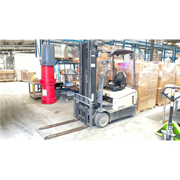 CROWN SC ELECTRIC FORKLIFT MODEL SC5225-30 APPROX 6192 HOURS *HOURS NOT VERIFIED*