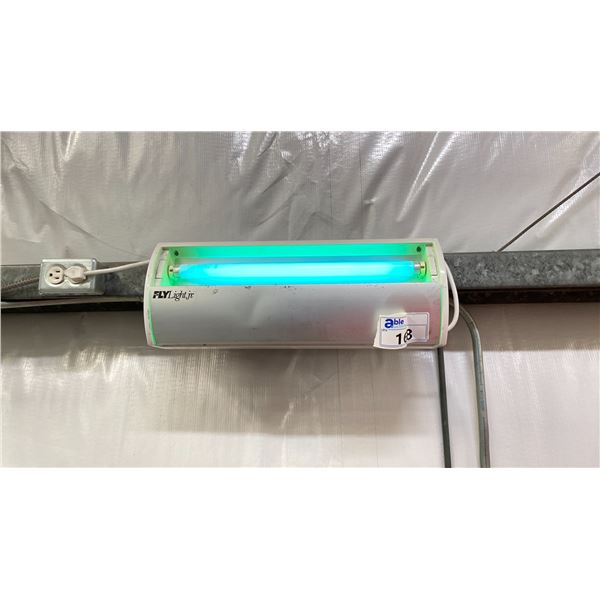 FLY LIGHT JUNIOR ELECTRIC BLUE LIGHT BUG ATTRACTIVE LIGHT WITH STICKY STRIP. ON WALL OUTSIDE LINE