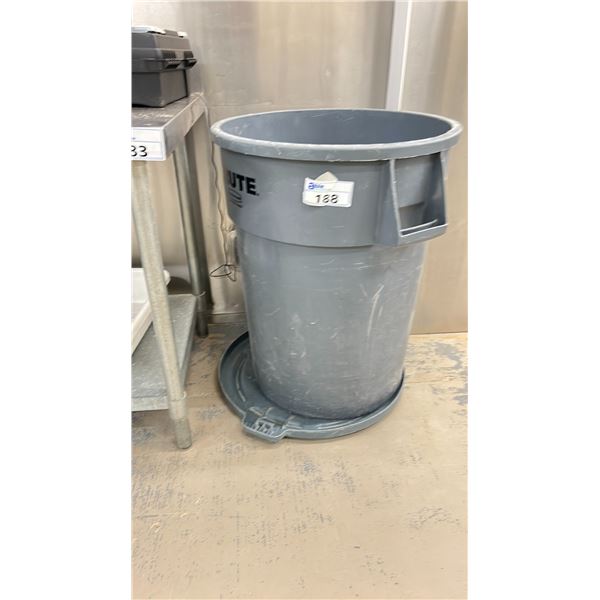BRUTE WASTE BIN WITH LID LOCATED IN SACHET ROOM 3