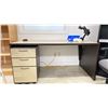 Image 2 : GROUP LOT 60X30" DESK WITH MOBILE PEDESTAL, 2 X 3'X6'H BOOKSHELVES,