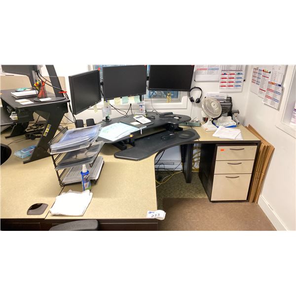 GROUP LOT IN OFFICE A 204. 90" CORNER DESK WITH MOBILE CARTS, POTTED TREE, 2X 66" CORNER DESKS WITH