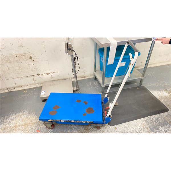 MANUAL LIFT TABLE ON WHEELS 150 KG CAPACITY MODEL BS15 LOCATED IN PRE-WEIGH ROOM