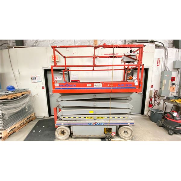 SKYJACK SCISSOR LIFT MODEL SJIII 3226 500 LB MAX CAPACITY, 26' LIFT, PLATFORM CONTROL BOX