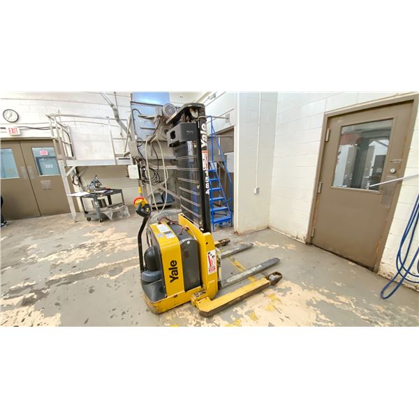YALE MODEL MSW025SEN24TV080 MAX CAPACITY 1000 KG, LIFT RANGE 125" (10'5"), POWER PALLET LIFTER