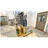 Image 1 : YALE MODEL MSW025SEN24TV080 MAX CAPACITY 1000 KG, LIFT RANGE 125" (10'5"), POWER PALLET LIFTER