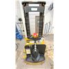 Image 2 : YALE MODEL MSW025SEN24TV080 MAX CAPACITY 1000 KG, LIFT RANGE 125" (10'5"), POWER PALLET LIFTER