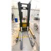 Image 3 : YALE MODEL MSW025SEN24TV080 MAX CAPACITY 1000 KG, LIFT RANGE 125" (10'5"), POWER PALLET LIFTER