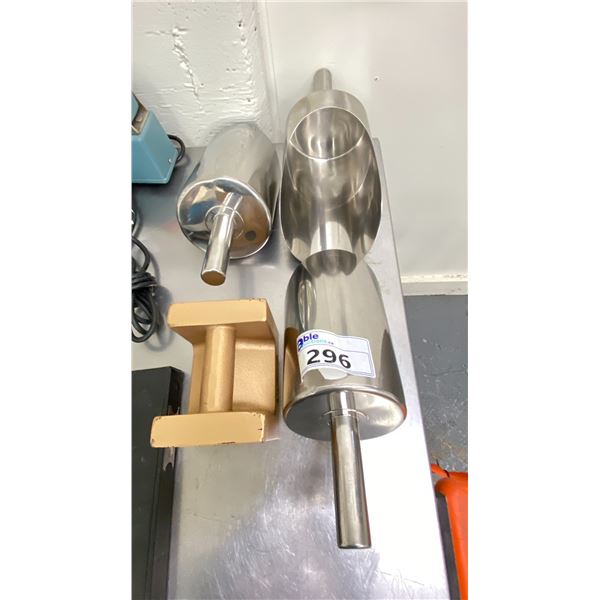 GROUP LOT STAINLESS SCOOPS AND 10 KG WEIGHT