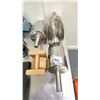 Image 1 : GROUP LOT STAINLESS SCOOPS AND 10 KG WEIGHT