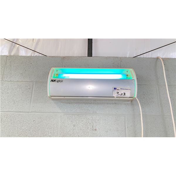 FLY LIGHT JUNIOR ELECTRIC BLUE LIGHT BUG ATTRACTIVE LIGHT WITH STICKY STRIP. LOCATED IN HALL OUTSIDE