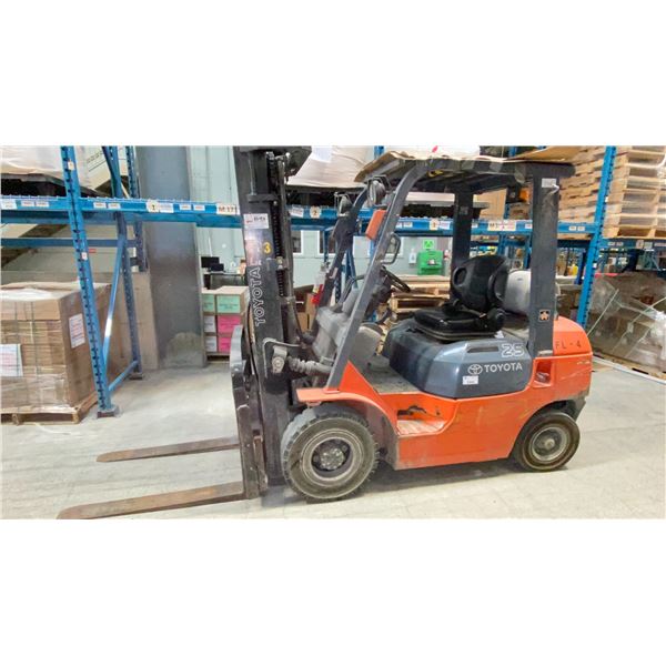 TOYOTA 25 PROPANE FORKLIFT. MODEL 7FGU25, 189" LIFT, 3750 LBS CAPACITY, HOURS READ APPROX 5202,