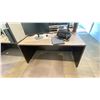 Image 2 : 7 60X30" DESKS, 48X24" DESK, 8 3 DRAWER PEDESTALS, DIVIDER PANELS, NO CONTENTS