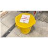 Image 1 : BRUTE RUBBERMAID WITH SPILL RESPONSE KIT