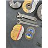 Image 12 : 2 Grinders & Assorted Grinding Discs