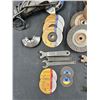 Image 7 : 2 Grinders & Assorted Grinding Discs