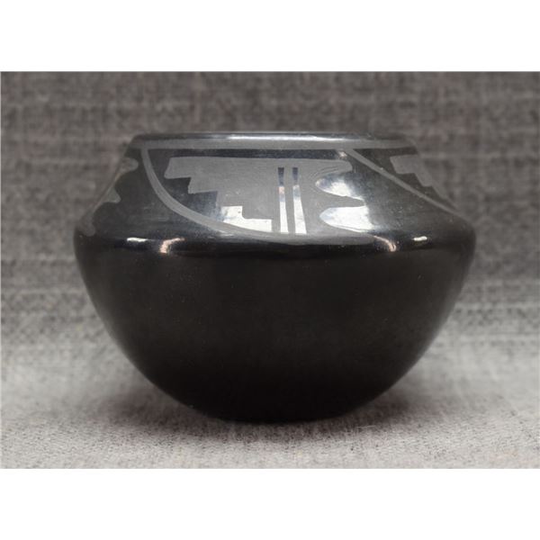 SAN ILDEFONSO POTTERY BOWL (BLUE CORN)