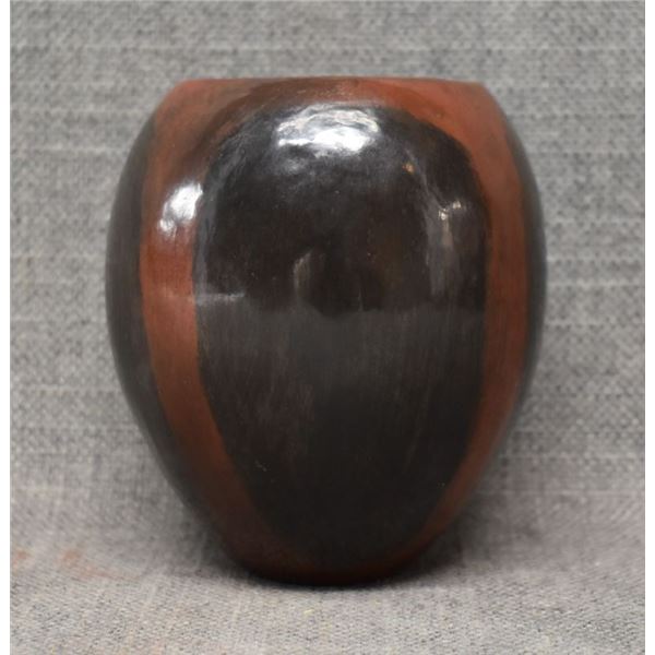 NAVAJO POTTERY VASE (ALICE CLING)