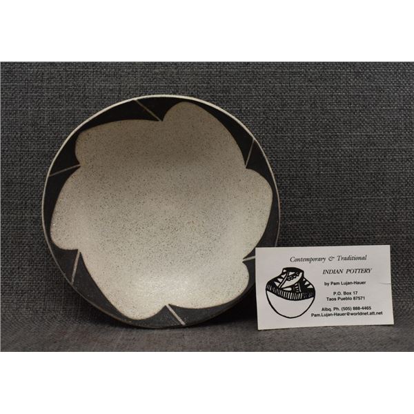 TAOS POTTERY PLATE (PAM LUJAN HAUER)