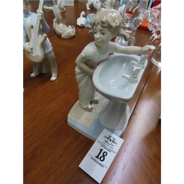 Lladro Wash Time - 8"