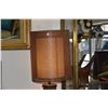 Image 3 : MID CENTURY TABLE LAMP W/SHADE