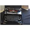 Image 2 : VINTAGE CORONA SILENT PORTABLE TYPEWRITER IN CASE