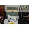 Image 1 : SINGER SEWING MACHINE W/CASE