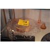 Image 1 : PINK DEPRESSION GLASS CANDLE HOLDERS, BOWL & SHAKER (4 PCS)