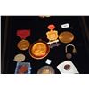 Image 1 : MEDALLIONS & PINS (10 PCS)
