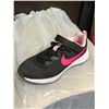 Image 2 : Nike Revolution 6 Flyease Youth Running Shoes Black/Pink Size 3Y