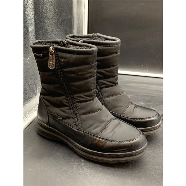 Women’s Black Winter Boots with Synthetic Upper, Size 8M