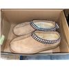 Image 3 : Tan Shearling Slip-On Shoes – Size 7 (Men) 8 (Ladies) – Item 7771737