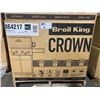 Image 2 : BROIL KING CROWN 320 PRO 864217 30,000 BTU NATURAL GAS OUTDOOR BBQ *IN BOX*