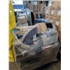 Image 2 : PALLET OF VARIOUS ABANDONED AUCTION ITEMS