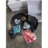 Image 2 : 2 ROSES/ARTIFICIAL FLOWER IN DISPLAY CASE WITH 15 BABY GENDER REVEAL KITS