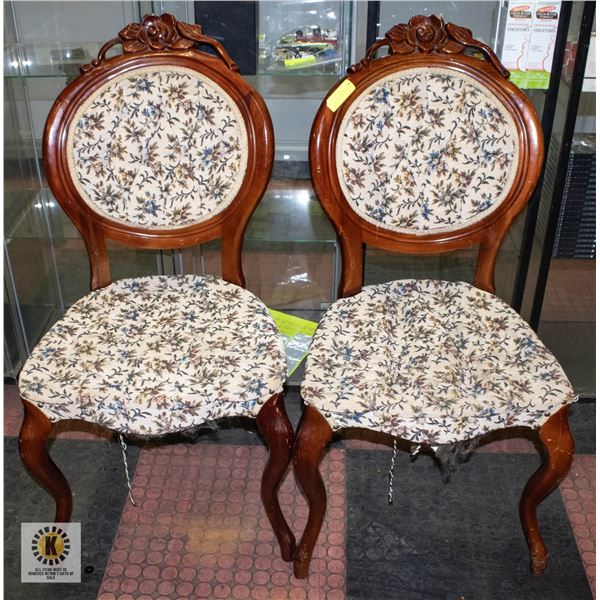 2 VINTAGE CHAIRS TOGETHER SEATS - AS IS