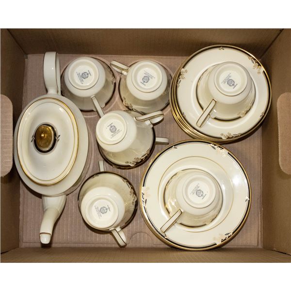 1985 ROYAL DOULTON 26 PIECE SERVING WARE SET INCL: