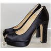 Image 1 : HOLT RENFREW SIZE 7.5 HEELS