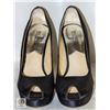 Image 2 : HOLT RENFREW SIZE 7.5 HEELS