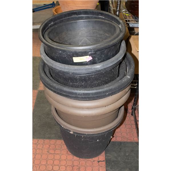 LOT OF 10 LARGE PLASTIC POTS