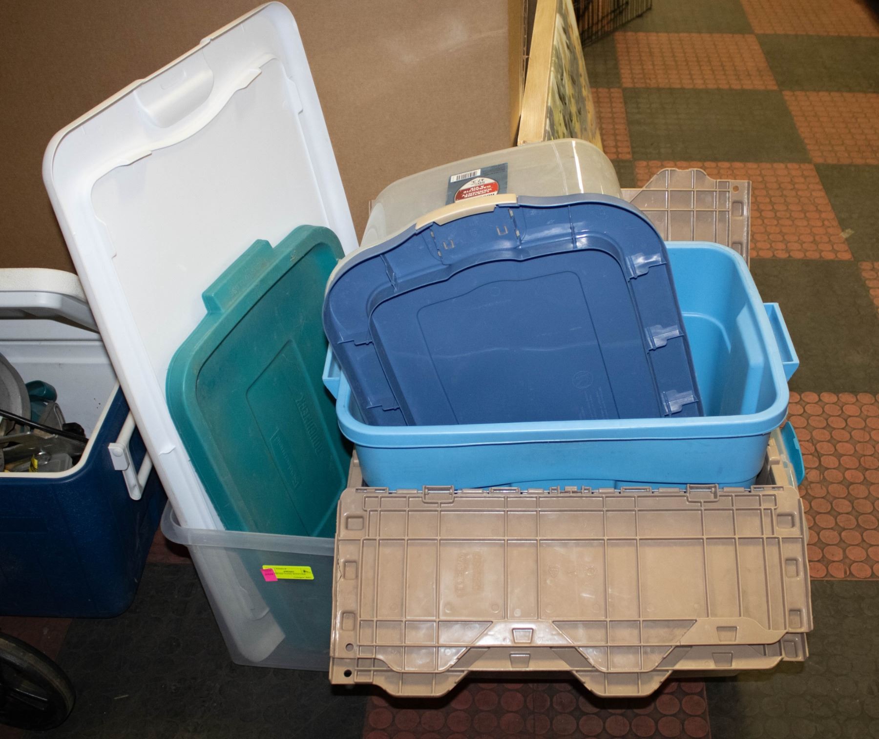 5 ASSORTED TOTES WITH LIDS