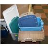 Image 1 : 5 ASSORTED TOTES WITH LIDS