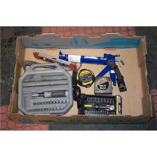 FLAT OF VARIOUS HOME TOOLS INCL. RATCHET