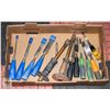 Image 1 : FLAT WITH 13 ASSORTED CHISELS INCLUDING