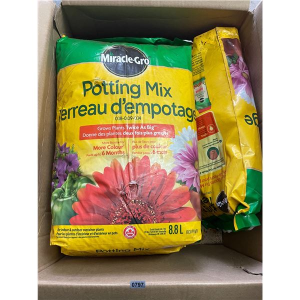 4 Bags of MiracleGro Potting Mix; For Indoor/Outdoor Plants - 8.8L Each - New