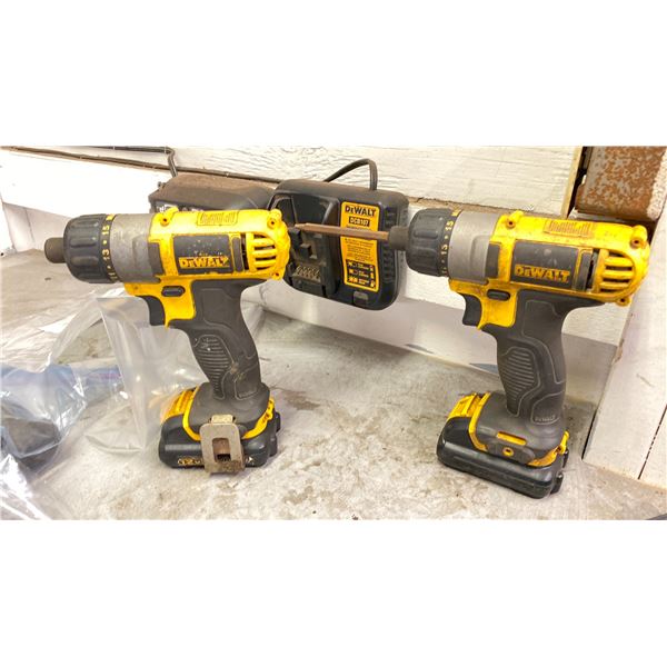 2X 12V DEWALT SCREW GUNS WITH TWO BATTERIES AND CHARGER