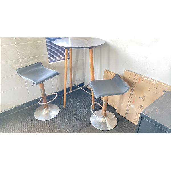 SMALL COCKTAIL TABLE AND TWO STOOLS