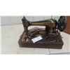 Image 2 : Vintage Singer Portable Electric Sewing 