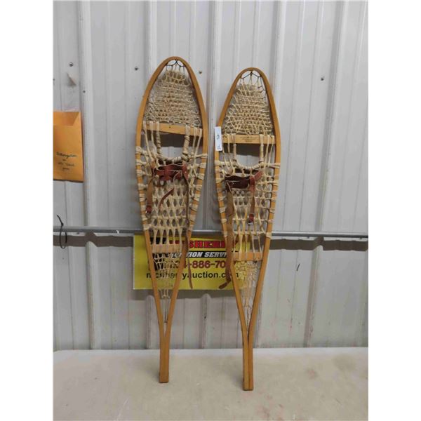Pair of Snow Shoes with Straps 9 1/2'' x 45'' 