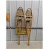 Image 1 : Pair of Snow Shoes with Straps 9 1/2'' x 45'' 