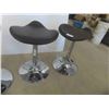 Image 4 : 4 Modern Bar Stools